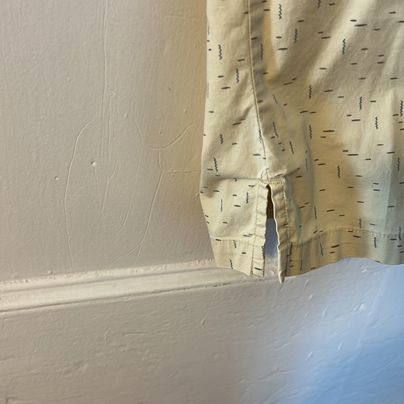 men’s short sleeve button down shirt. Pale yellow size large. - Picture 4 of 8